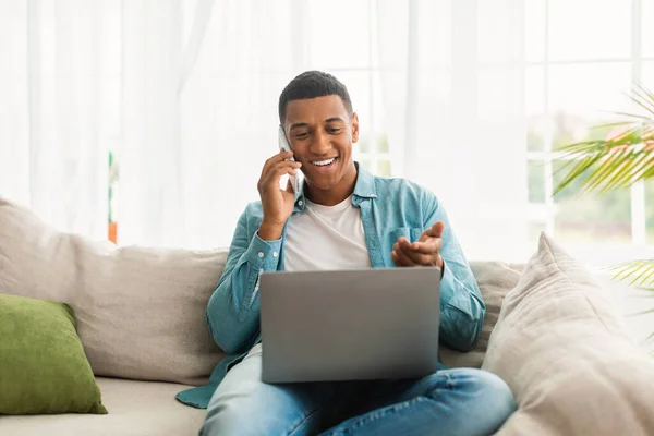 Mutlu Yıllar Afro Amerikan Erkek Akıllı Telefondan Arıyor Hafif Oturma — Stok fotoğraf
