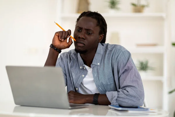 Bedachtzame Jonge Afro Amerikaanse Man Met Potlood Kijken Naar Laptop — Stockfoto