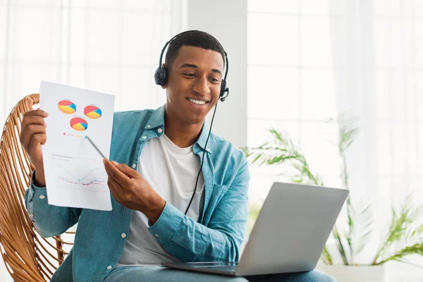 Χαίρομαι Που Νεαρός Αφροαμερικάνος Ακουστικά Δείχνει Διαγράμματα Στον Υπολογιστή Στο — Φωτογραφία Αρχείου