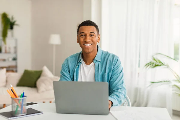 Χαμογελαστός Νεαρός Αφροαμερικάνος Επιχειρηματίας Διευθυντής Χρησιμοποιεί Υπολογιστή Για Σπουδές Εργασία — Φωτογραφία Αρχείου