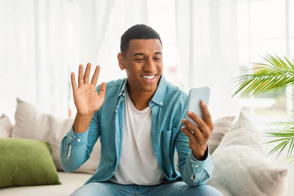 Agradable Joven Afroamericano Guapo Saludando Mano Mirando Teléfono Inteligente Interior — Foto de Stock