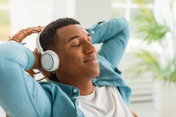 Happy Millennial Afrikanisch Amerikanische Kerl Drahtlosen Kopfhörern Mit Geschlossenen Augen — Stockfoto