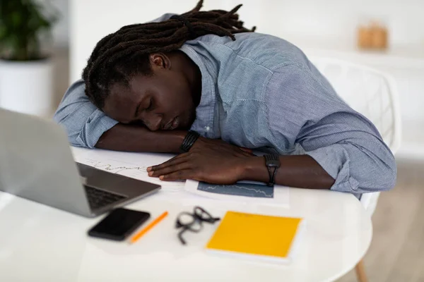 Спати Роботі Втомлений Афроамериканський Чоловік Столі Ноутбуком Молодий Чорний Фрілансер — стокове фото