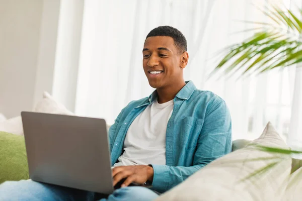 Feliz Joven Afroamericano Guapo Escribiendo Computadora Tiene Videollamada Chat Trabajo — Foto de Stock