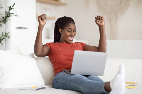 Goda Nyheter Överlycklig Afroamerikansk Kvinna Firar Framgång Med Laptop Medan — Stockfoto