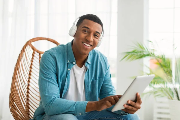 Fröhlicher Afrikanischer Millennial Amerikaner Mit Drahtlosen Kopfhörern Und Tablet Sitzt — Stockfoto