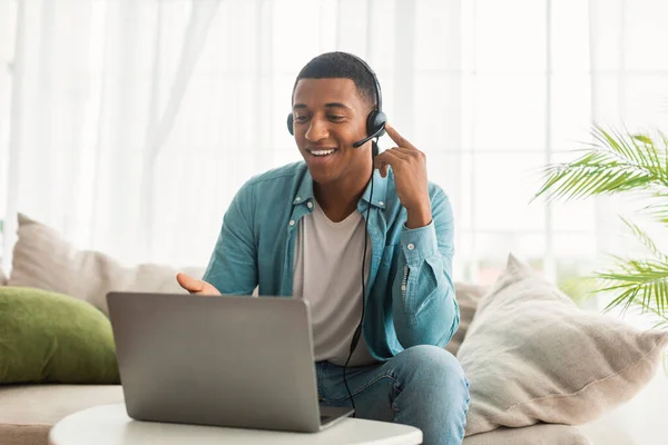 Χαμογελώντας Απασχολημένος Χιλιετή Αφροαμερικανός Άνδρας Ακουστικά Συμβουλευτική Πελάτη Φορητό Υπολογιστή — Φωτογραφία Αρχείου