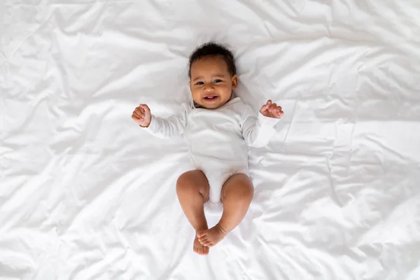 Retrato Lindo Bebé Negro Riéndose Acostado Cama Adorable Niño Afroamericano —  Fotos de Stock