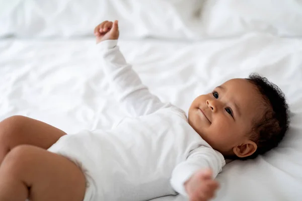 Retrato Close Bonito Pequeno Bebê Afro Americano Deitado Cama Pequeno — Fotografia de Stock