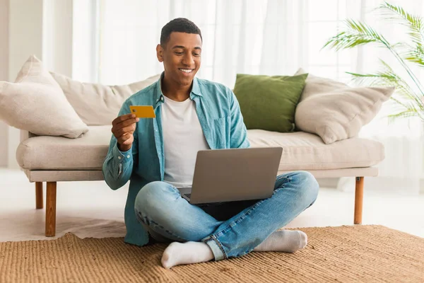 Rend Online Bankolás Vidám Fiatal Afro Amerikai Férfi Hitelkártyával Számítógépes — Stock Fotó