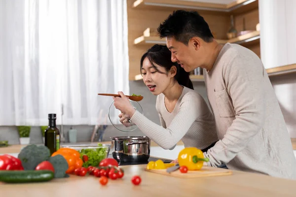 Heureux Couple Asiatique Cuisiner Dîner Ensemble Maison Jeune Femme Gaie — Photo
