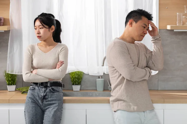 Smutný Japonský Zralý Manžel Mladá Žena Zažívají Problémy Manželství Mají — Stock fotografie