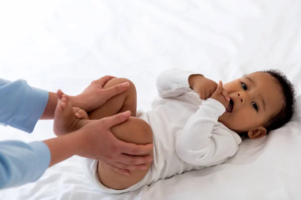 Bebeklerde Kabızlık Anne Nin Tatlı Siyah Bebek Yatakta Yatarken Jimnastik — Stok fotoğraf