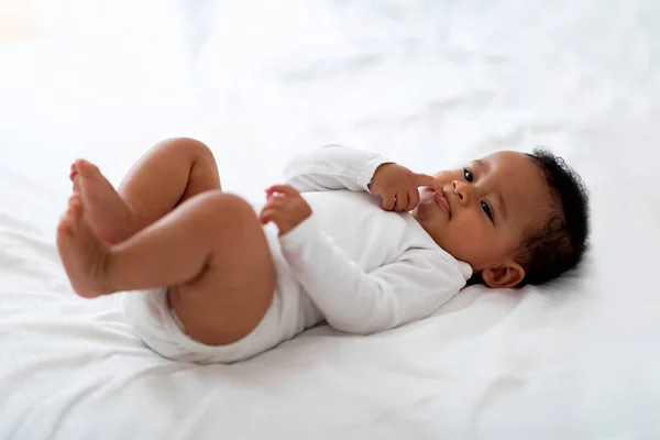 Cuidados Infantis Bebê Preto Pequeno Bonito Relaxando Cama Casa Menino — Fotografia de Stock
