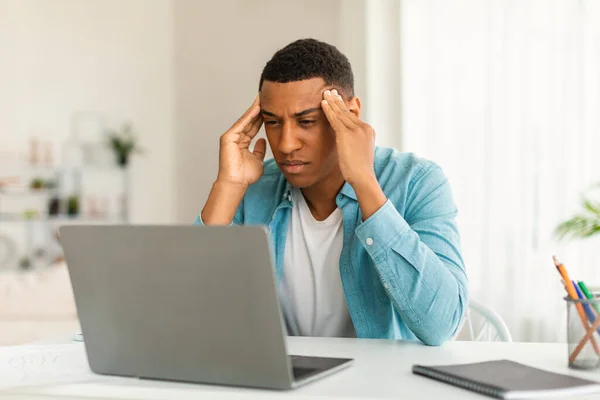 Nieszczęśliwy Młody Afroamerykanin Patrzy Komputer Cierpiący Stres Migrenę Pokoju Lub — Zdjęcie stockowe