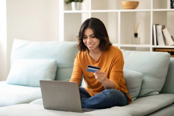 Lächelnde Junge Araberin Die Mit Laptop Und Kreditkarte Online Einkauft — Stockfoto