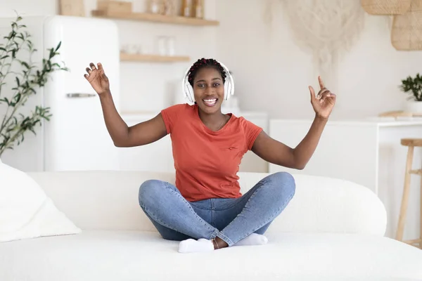 Sevdiği Eğlence Yeri Neşeli Genç Siyah Kadın Evdeki Koltukta Dinlenirken — Stok fotoğraf