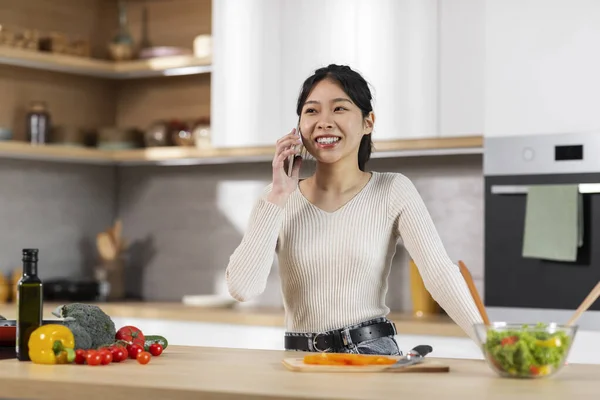 Χαρούμενη Όμορφη Νεαρή Ασιάτισσα Casual Ντύσιμο Μαγειρεύει Στο Σπίτι Στέκεται — Φωτογραφία Αρχείου
