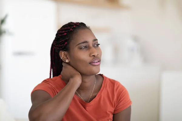 Evinde Dinlenen Rüya Gibi Genç Afrikalı Amerikalı Kadının Yakın Plan — Stok fotoğraf