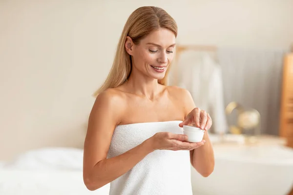 Huidverzorging Cosmetica Rijpere Vrouw Probeert Nieuwe Hydraterende Crème Het Maken — Stockfoto