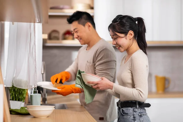 Happy Asian Couple Washing Dishes Drying Plates Together Home Cheerful — Stock Photo, Image