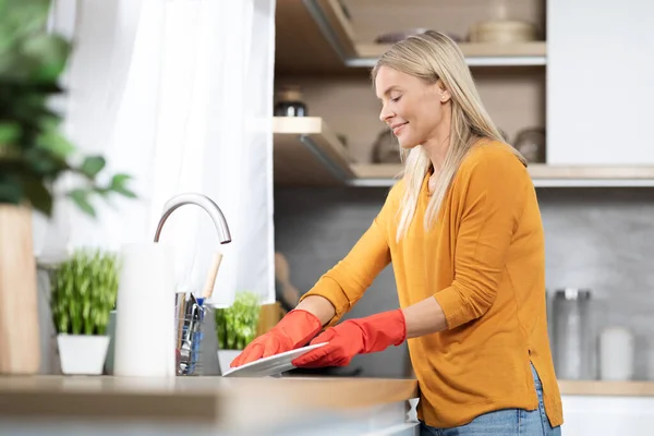 Happy Beautiful Blonde Middle Aged Woman Casual Outfits Washing Dishes — Stock Photo, Image