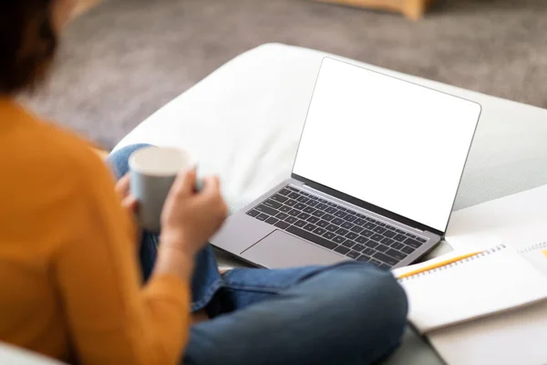 Невпізнавана Жінка Використовує Ноутбук Порожнім Білим Екраном Каву Вдома Над — стокове фото
