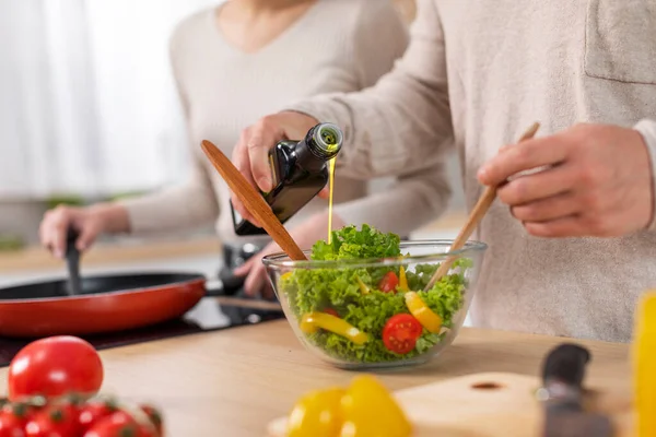 Unerkennbare Ehepartner Die Hause Gemeinsam Abendessen Kochen Beschnitten Von Frau — Stockfoto