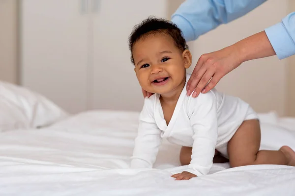 Adorável Bebê Preto Recebendo Massagem Mãe Amorosa Enquanto Relaxa Cama — Fotografia de Stock