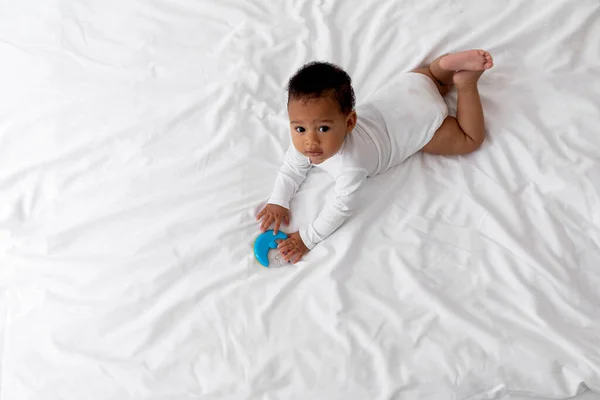 2014 Top View Shot Cute Black Baby Playing Rattle Toy — 스톡 사진