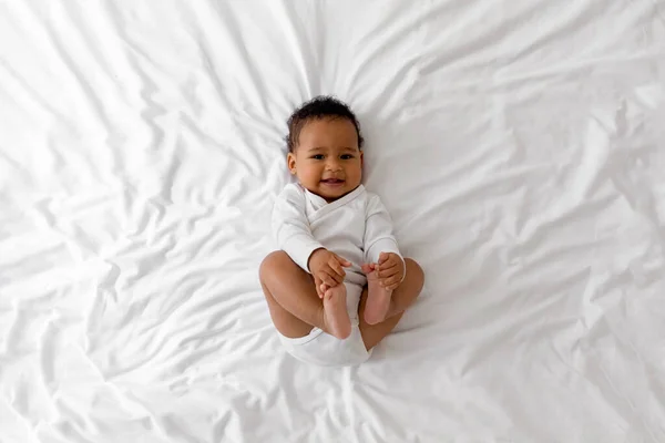 Vista Superior Bebê Preto Pequeno Bonito Que Jaz Cama Casa — Fotografia de Stock