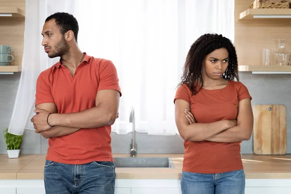 伤心的穿着红色T恤的年轻黑人男子在争吵之后无视女人 想着在厨房的内部分手 Covid 19爆发期间 家庭关系问题 丑闻和情绪 — 图库照片