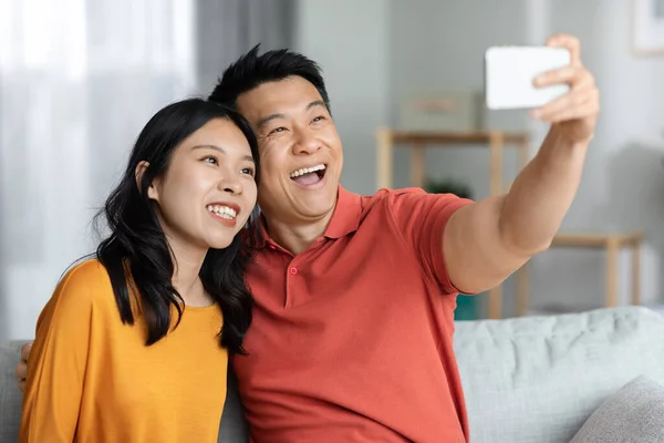 Šťastný Asijský Pár Středního Věku Muž Mladá Žena Přičemž Selfie — Stock fotografie
