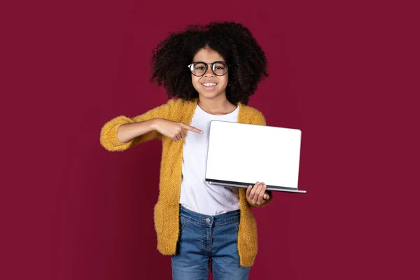 Schattig Afrikaans Amerikaans Schoolmeisje Krullend Tiener Tonen Moderne Computer Wijzen — Stockfoto