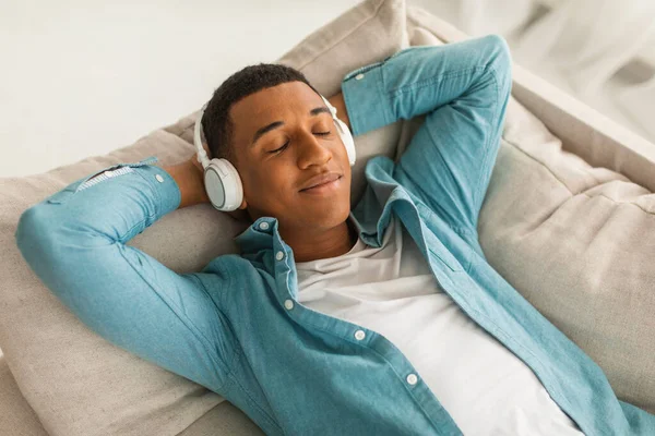 Glücklicher Junger Afrikanisch Amerikanischer Mann Drahtlosen Kopfhörern Mit Geschlossenen Augen — Stockfoto