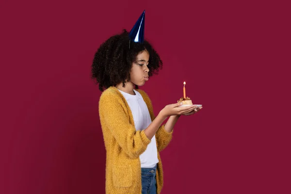 Şirin Siyah Çocuk Saçı Gür Saçlı Doğum Günü Partisi Veren — Stok fotoğraf