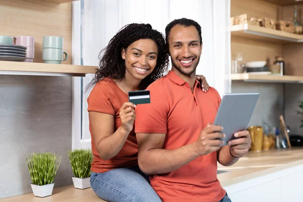 Usmívající Mladý Černošky Manžel Manželka Ukázat Kreditní Kartu Tablet Vychutnat — Stock fotografie