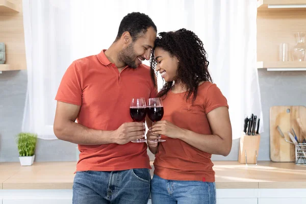 Zufriedene Junge Schwarze Eheleute Mit Gläsern Wein Genießen Zarte Momente — Stockfoto