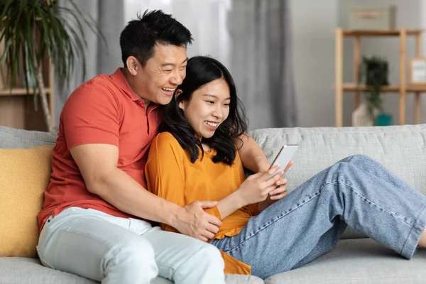 Positive Asian Couple Using Brand New Smartphone Home Happy Korean — Stock Photo, Image