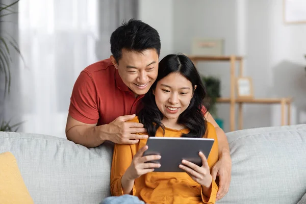 Positivo Cinese Coniugi Utilizzando Tablet Digitale Casa Avendo Videochiamata Con — Foto Stock