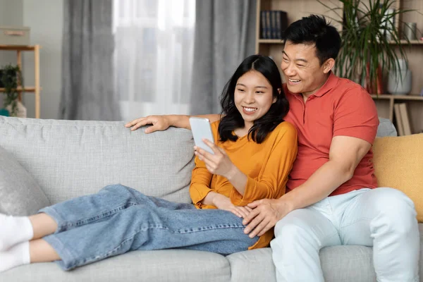 Vrolijk Aziatisch Echtpaar Brengt Tijd Samen Thuis Positieve Middelbare Leeftijd — Stockfoto