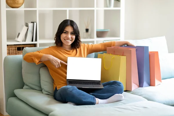 Compras Línea Mujer Árabe Feliz Señalando Computadora Portátil Con Pantalla — Foto de Stock