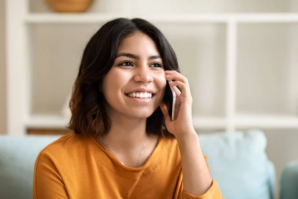 2015 Portrait Smiling Arab Female Talking Mobile Phone Home Closeup — 스톡 사진