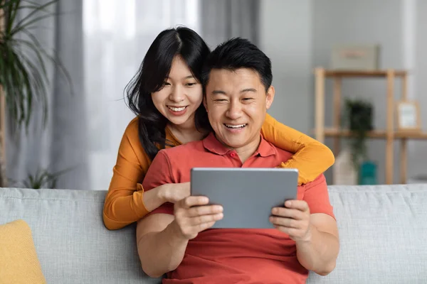 Gelukkige Aziatische Geliefden Tijd Samen Doorbrengen Thuis Positieve Middelbare Leeftijd — Stockfoto