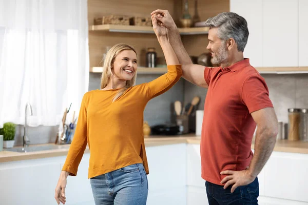 Güzel Orta Yaşlı Eşler Mutfakta Birlikte Dans Ediyor Güzel Sarışın — Stok fotoğraf