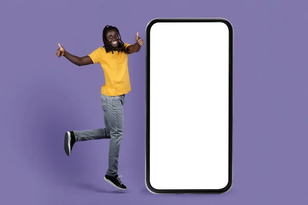 Heyecanlı Stil Sahibi Uzun Örgülü Beyaz Ekranlı Akıllı Telefondan Atlayan — Stok fotoğraf