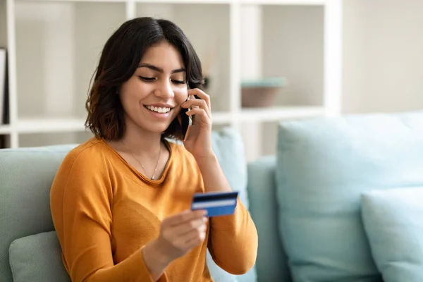 Çevrimiçi Bankacılık Cep Telefonuyla Konuşan Elinde Kredi Kartı Tutan Gülümseyen — Stok fotoğraf