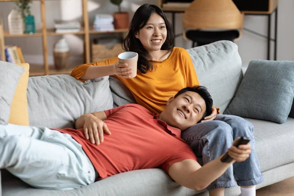 Relaxado Sorrindo Amantes Chineses Descansando Juntos Fim Semana Casa Feliz — Fotografia de Stock