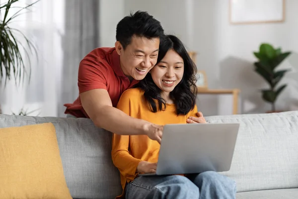 긍정적 매력적 남녀들 집에서 컴퓨터를 사용하고 아시아의 배우자들 주말이나 휴가를 — 스톡 사진