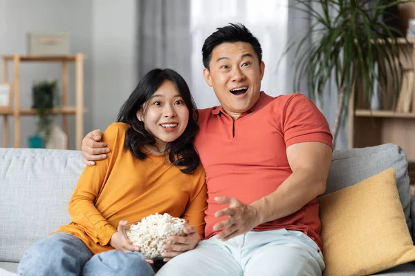 Houden Van Aziatisch Koppel Kijken Naar Comedy Film Samen Thuis — Stockfoto